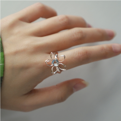 Women's ring with openwork flowers ..