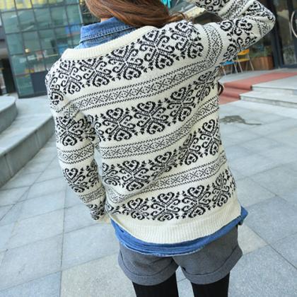 Loose Fitting Snowflake Knit Sweater - White